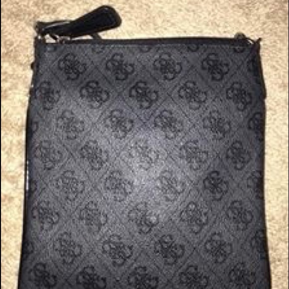 Guess purse - Picture 2 of 2